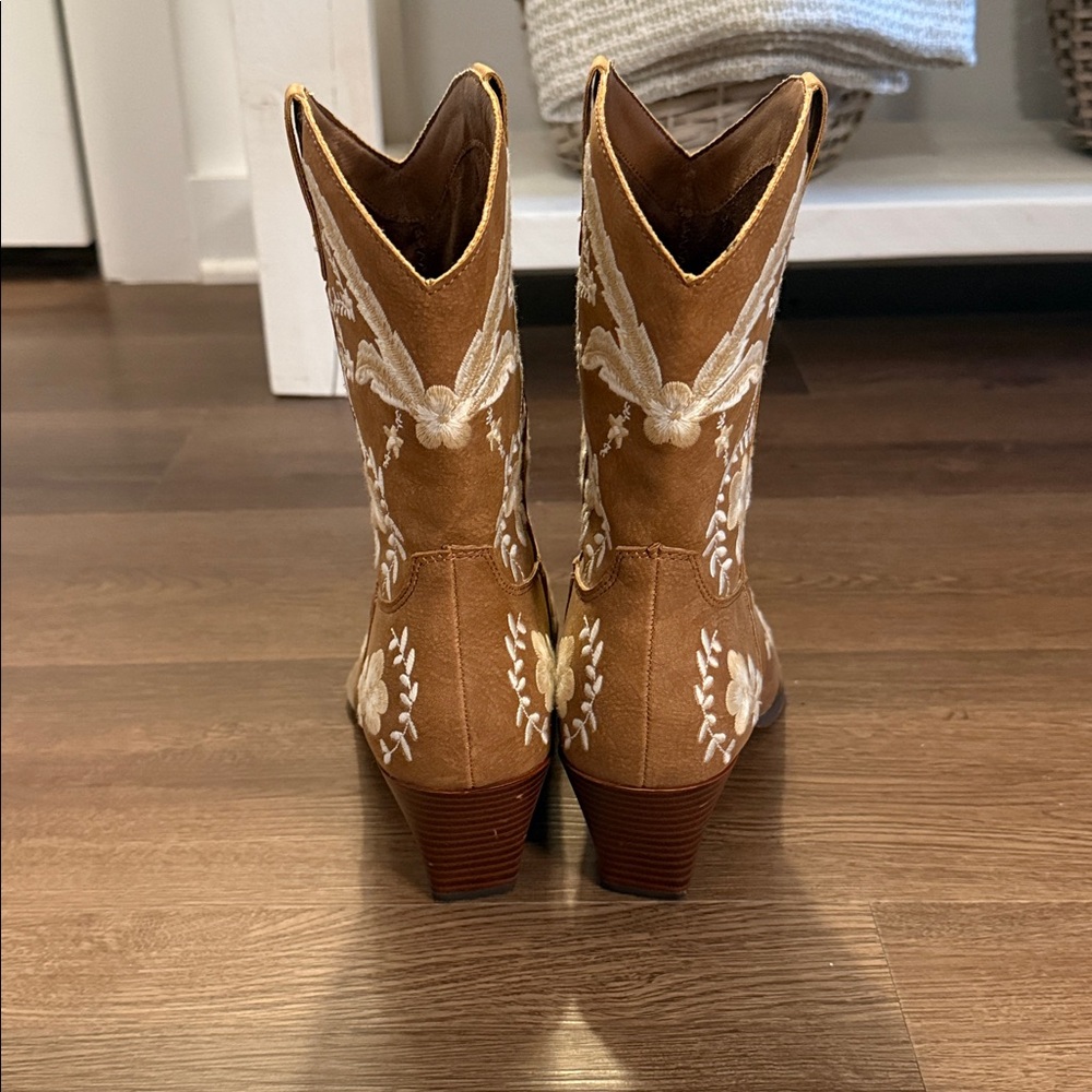 Women’s Boots - Picture 3 of 5